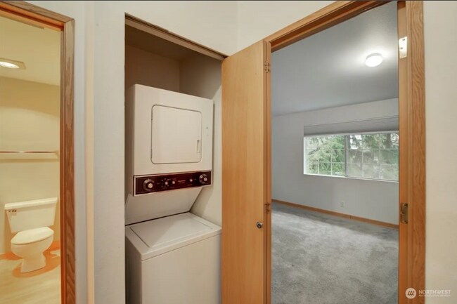 Building Photo - 2 Week Move In Special - Beautiful Edmonds...