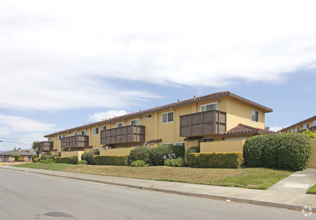 Primary Photo - Sea Breeze Apartments