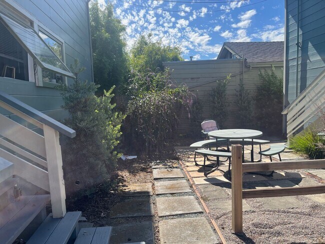 Building Photo - Private, sunny top floor 1BD/1BA unit in a gated community, and only three blocks from N Berkeley...