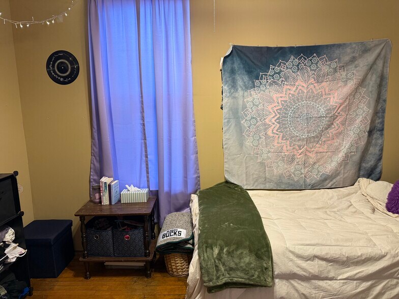 Bedroom 2 alt view - 2730 N Oakland Ave