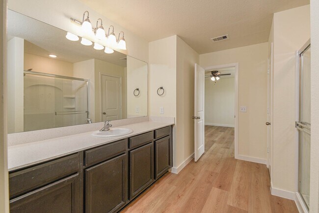 Building Photo - 1024 Water Oak Ln