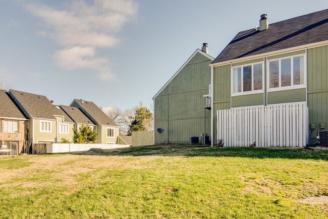 Building Photo - Amazing and spacious 3/2.5 Hermitage Townhouse with fireplace & patio!!! Pets ok!