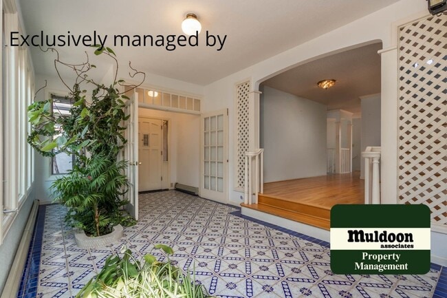 Building Photo - Beautiful 3 bedroom home with two car garage in Old Broadmoor