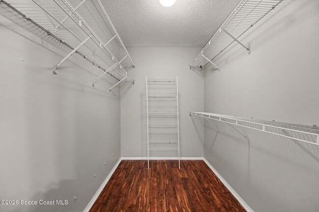 Building Photo - 722 Falls Creek Dr