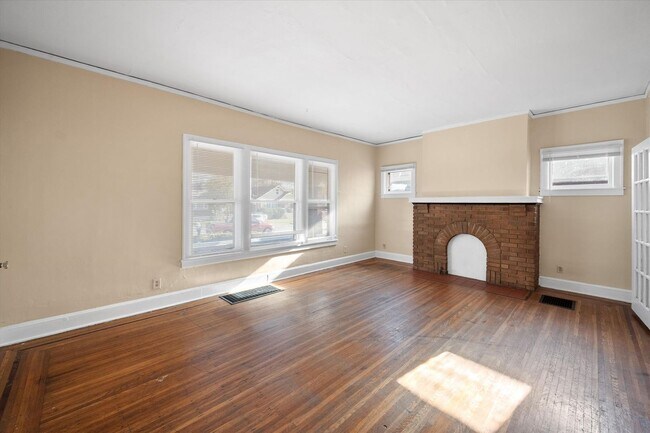 Building Photo - Spacious 4BR/2BA Home with Hardwood Floors Throughout!