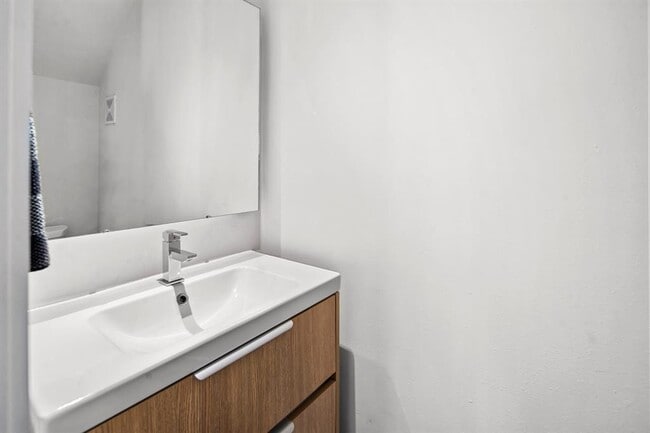 Building Photo - 5511 Paraiso Pl