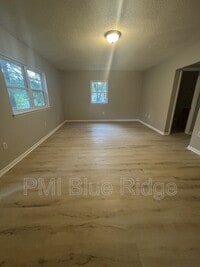 Building Photo - 2020 Somerset Dr