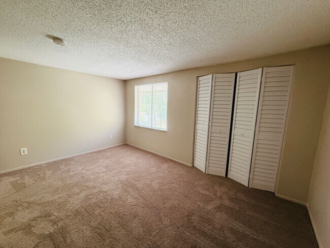 Building Photo - Charming 3 bedroom 1.5 bath condo for rent