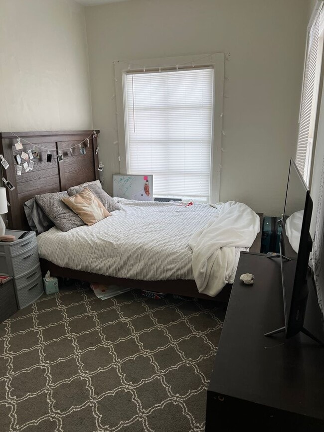 Building Photo - Great location 4 bedroom, 2 bathroom house...