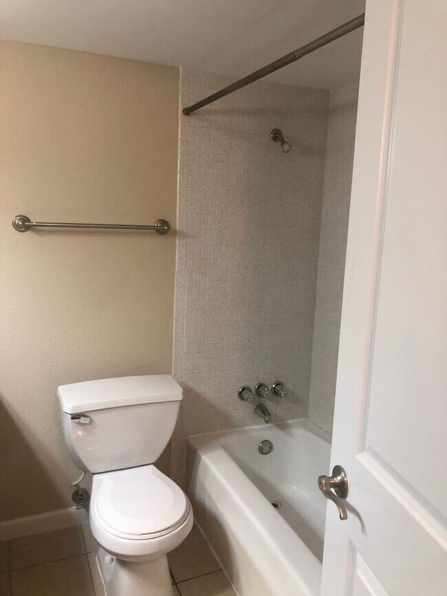 Building Photo - Great location, 2/2 close to UF , Shopping & Dining