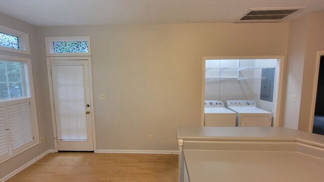 Building Photo - 328 Glencoe Dr