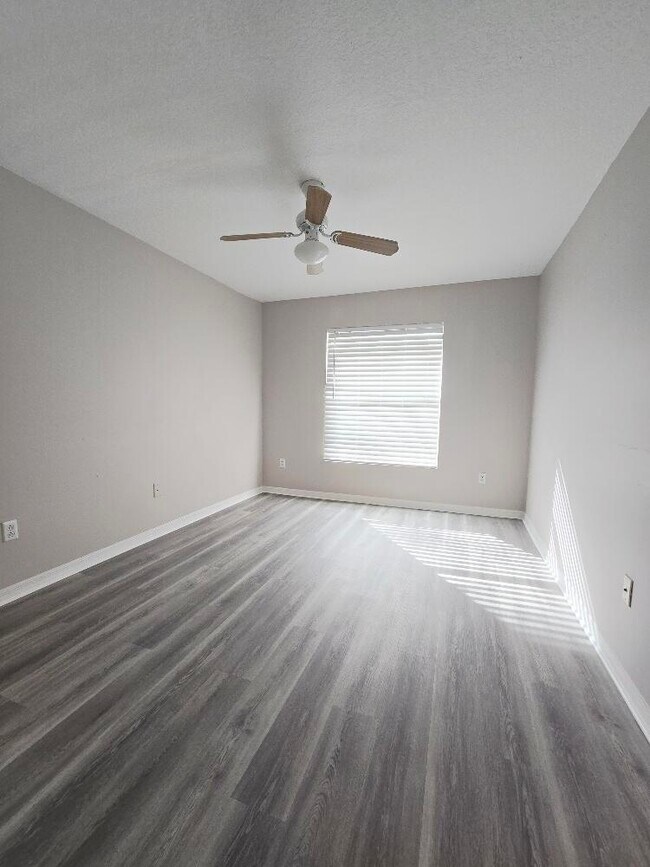 Building Photo - 329 River Bluff Ln