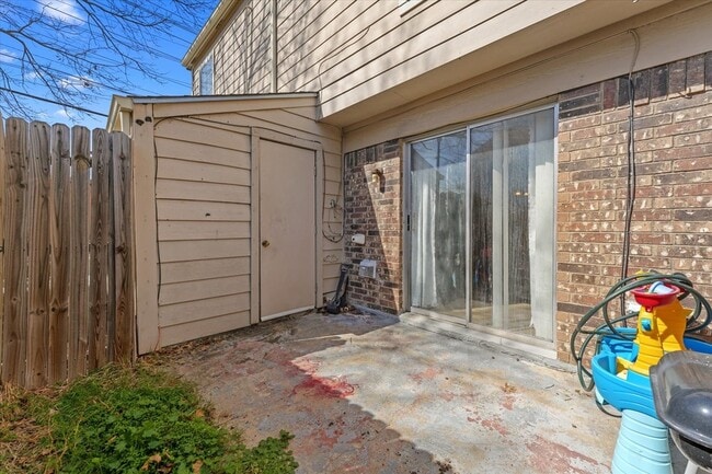 Building Photo - 621 Carriagehouse Ln