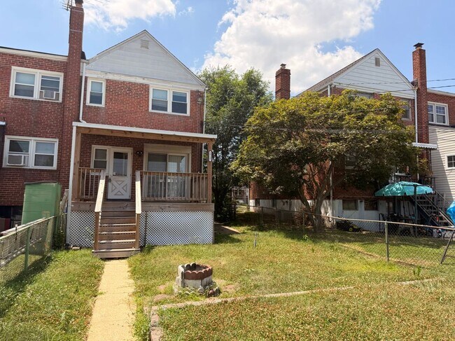 Building Photo - 2717 Creston Rd