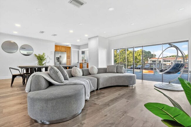 Building Photo - 2365 NE 195th St