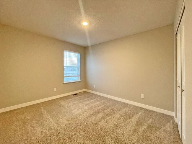 Building Photo - Gorgeous Like-New Home in Copper Hills, Never Rented, Fenced Yard, Huge Family Room, 3-Car Garage...