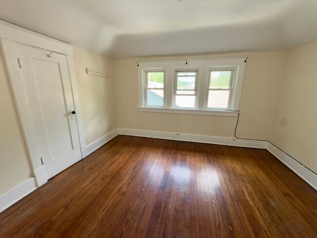 Building Photo - Spacious 4-Bedroom Home with Fenced Yard &...