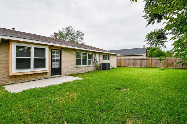 Building Photo - 2430 Ridge Hollow Dr