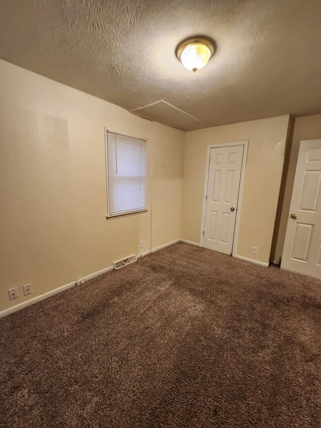 Building Photo - Spacious Three Bedroom