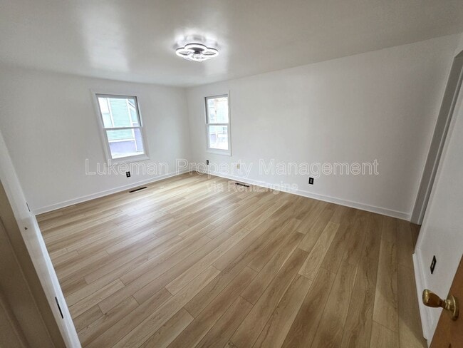 Building Photo - 822 W Main St