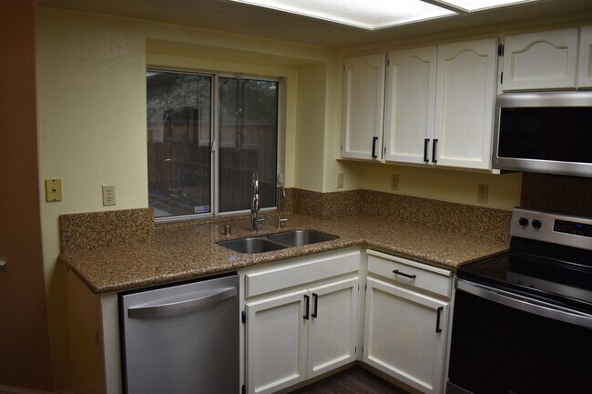 Building Photo - 924 Christy Ct