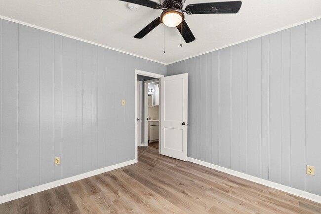 Building Photo - 715 Oakwood