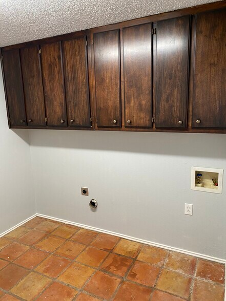 Laundry Room - 4406 Parkhurst Dr
