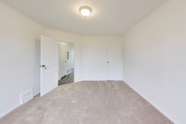 Building Photo - Bright Corner Home with Family Room, Yard & Laundry in Prime Sunset Location!