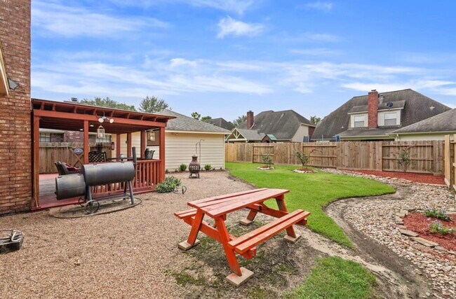 Building Photo - 17335 Meadow Heights Dr
