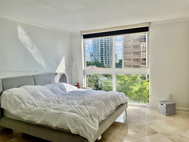 Building Photo - 2951 S Bayshore Dr