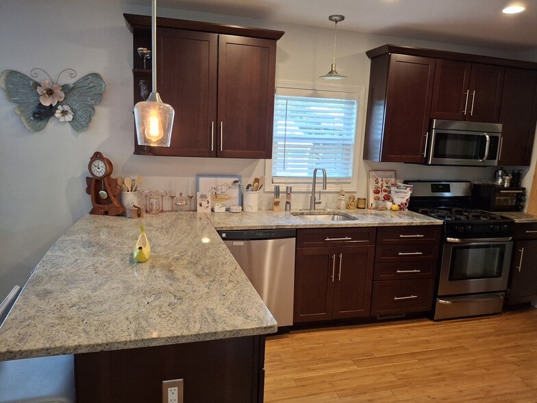 Building Photo - 49 Hersom St