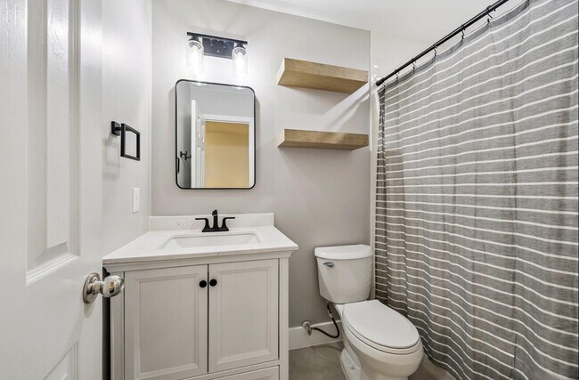 Building Photo - 609 W 20th St