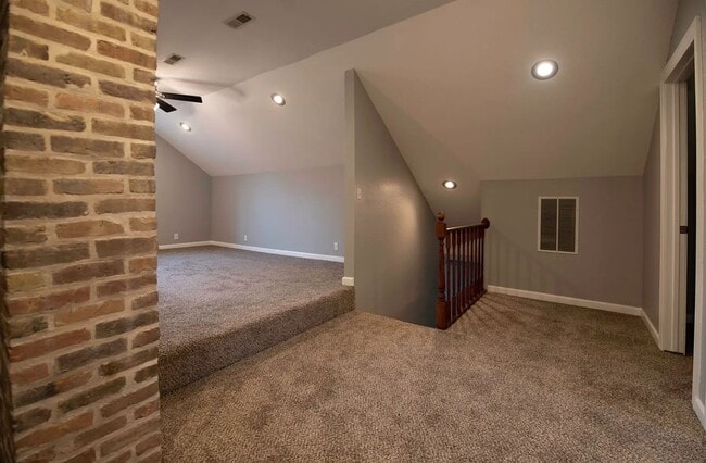 Building Photo - 3 bedroom/2 bath house