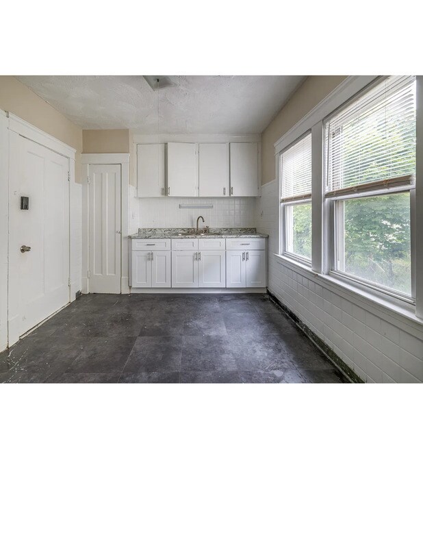 Building Photo - 12401 Parkhill Ave