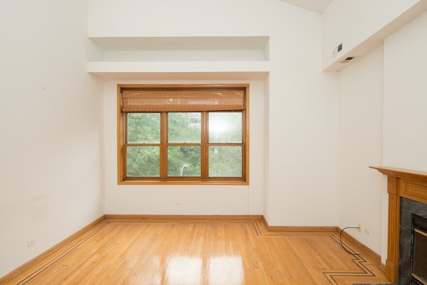 Building Photo - 2247 W Diversey Ave
