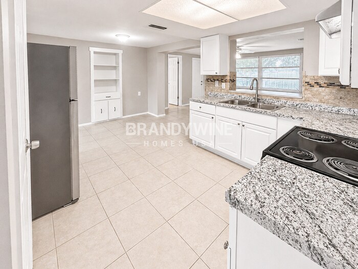 Building Photo - 10901 Queens Rd