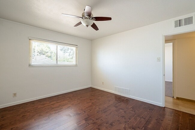Building Photo - South Scottsdale with Views of Camelback!