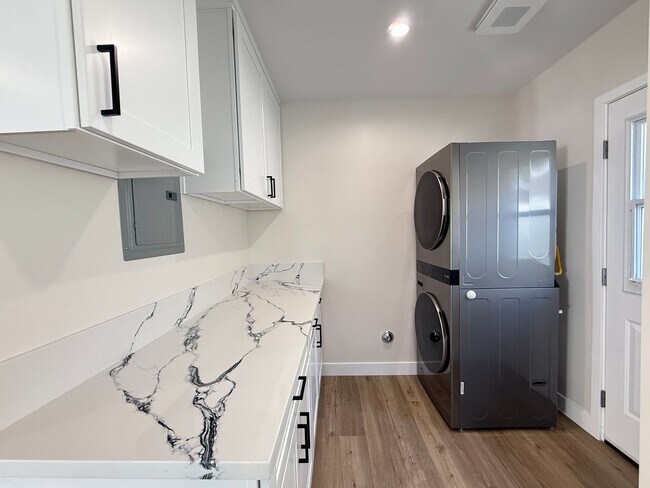 Building Photo - Brand new home 3/2 in prime Sylmar area