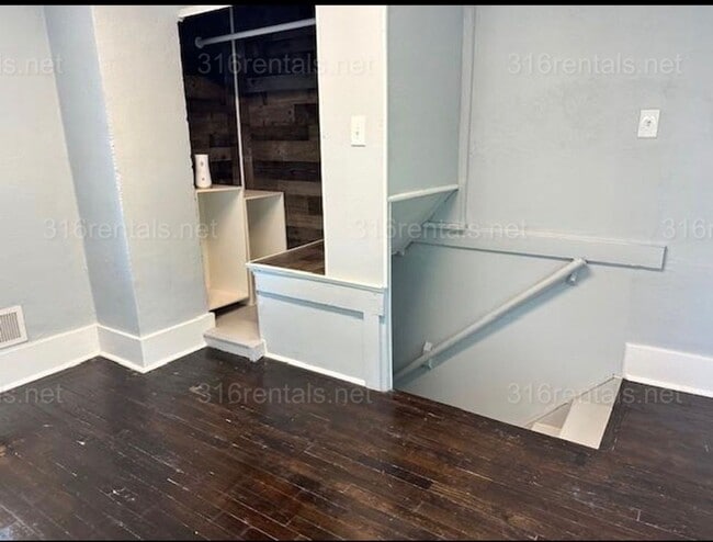 Building Photo - $1,295 - 3 bedroom / 1 bathroom - Single Family Home