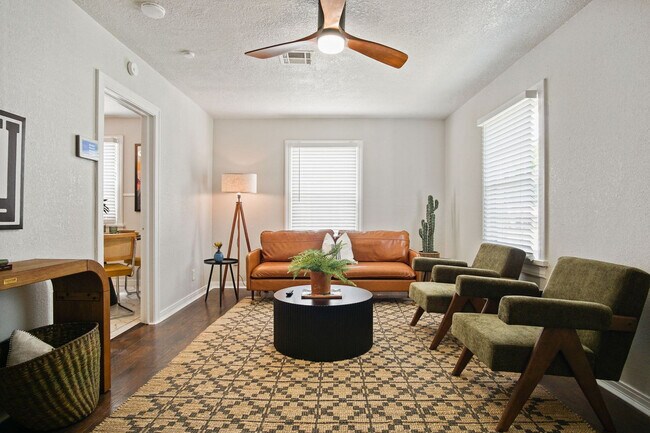 Building Photo - 912 W Comanche St