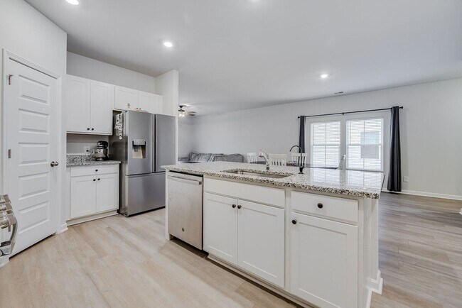 Building Photo - Spacious 4BR Home in Rincon with Fenced Yard & Modern Comforts