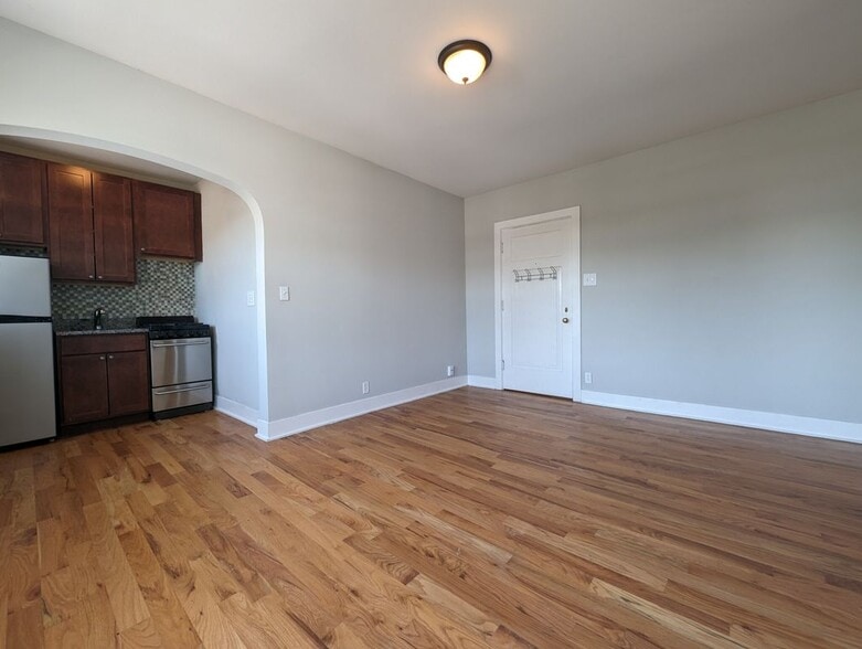 Building Photo - 4614 N Paulina St