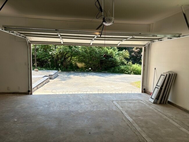 Building Photo - 605 Heather Ln