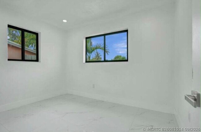Building Photo - 2301 Alcazar Dr