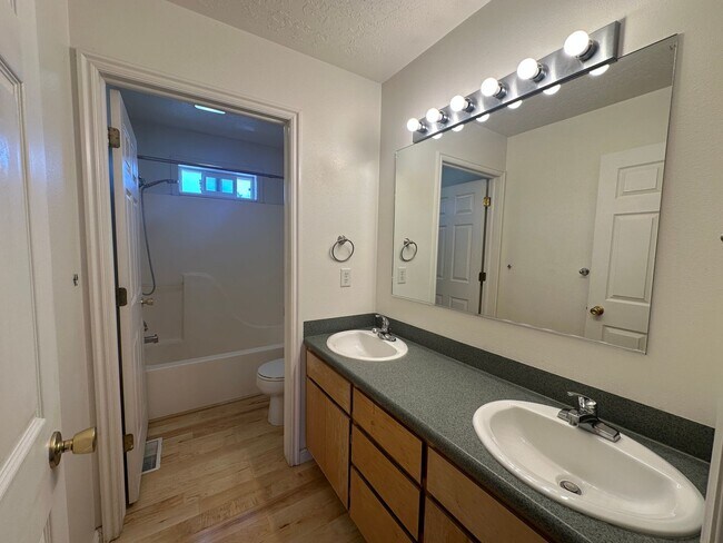 Building Photo - 2 Bed, 1.5 Bath Townhome in the Meadows