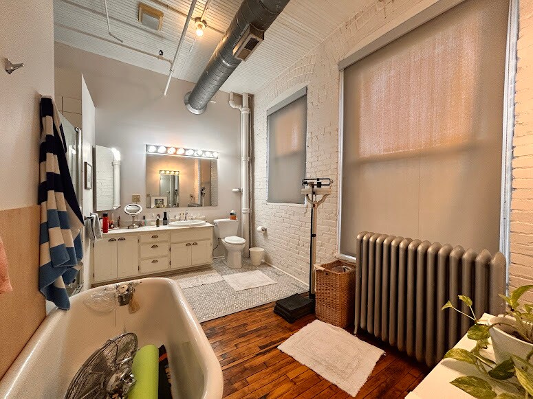 Building Photo - 1800 Central St