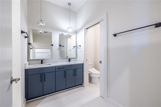 Building Photo - 112 Rogers St NE