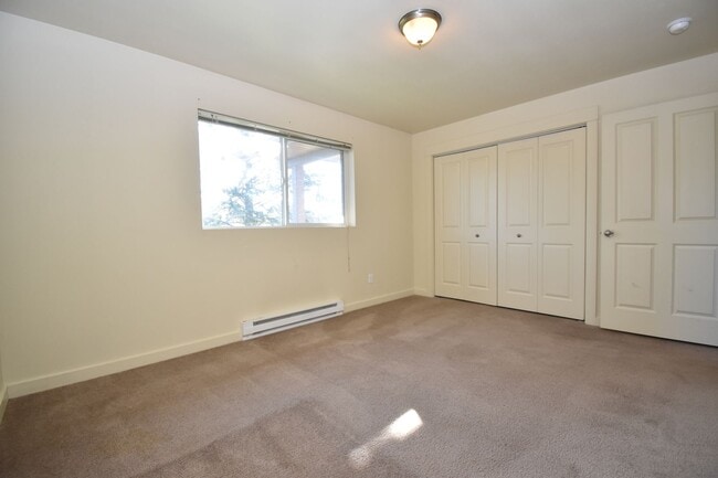 Building Photo - Beautiful 2BR/1Bath Unit.  Centrally Located.  Washer/Dryer in unit!
