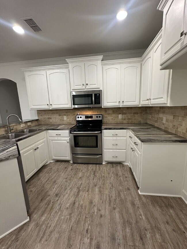 Building Photo - Beautifully Maintained Duplex - Lease Only