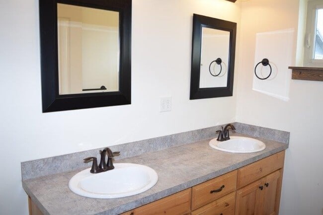 Building Photo - Newer 3 Bedroom 2.5 Bath Townhome Close to shopping!